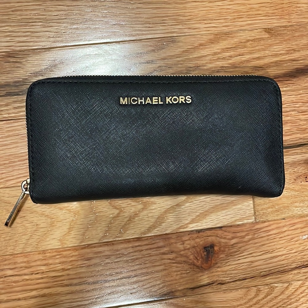 Michael Kors Zip Around Wallet
